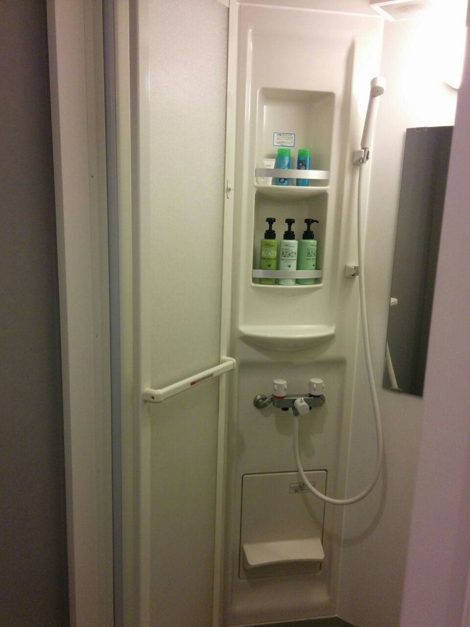 ImanoHostel-bathroom3.jpg