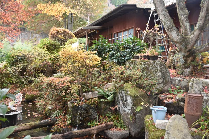 Kiso-nakasendo-autumn-colors-house