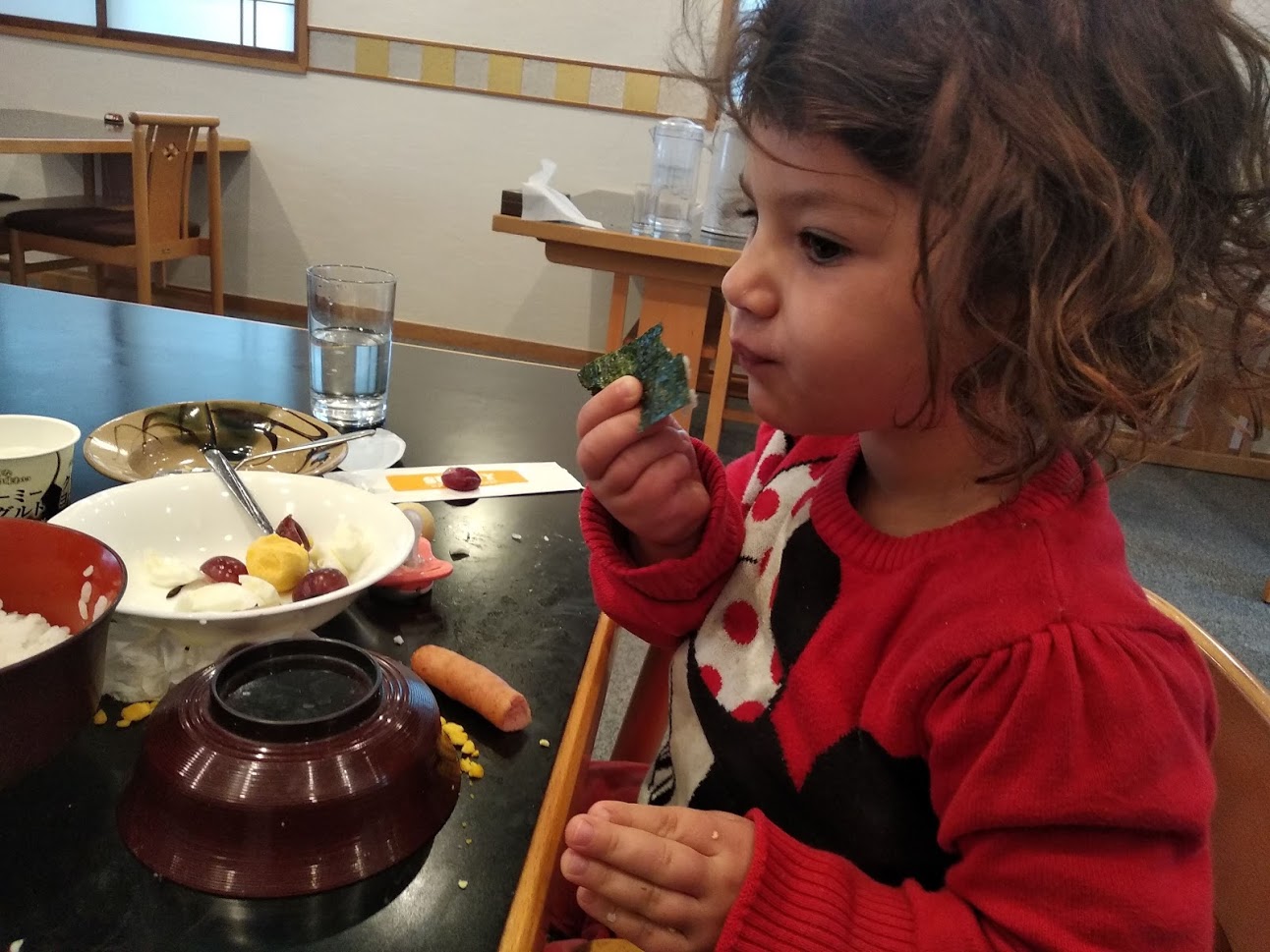אריאל אוכלת בוקר יפנית לילדים