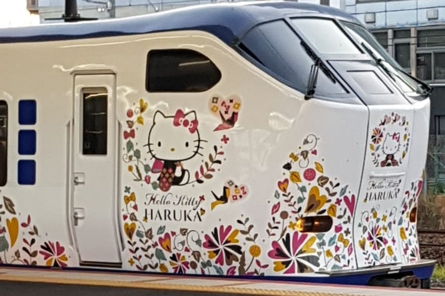 רכבת הארוקה הלו קיטי ביפן בין קיוטו לאוסקה