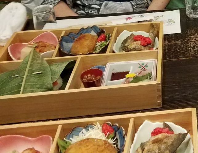 ילדים יפנים בארוחת הבוקר